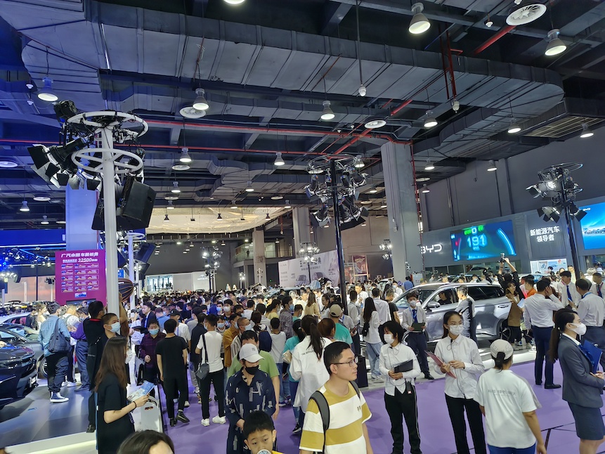 华南国际车展展厅内观众爆满 