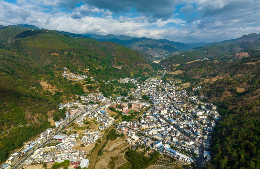 空中俯瞰云南省保山市隆阳区瓦窑镇(5月3日摄,无人机照片).