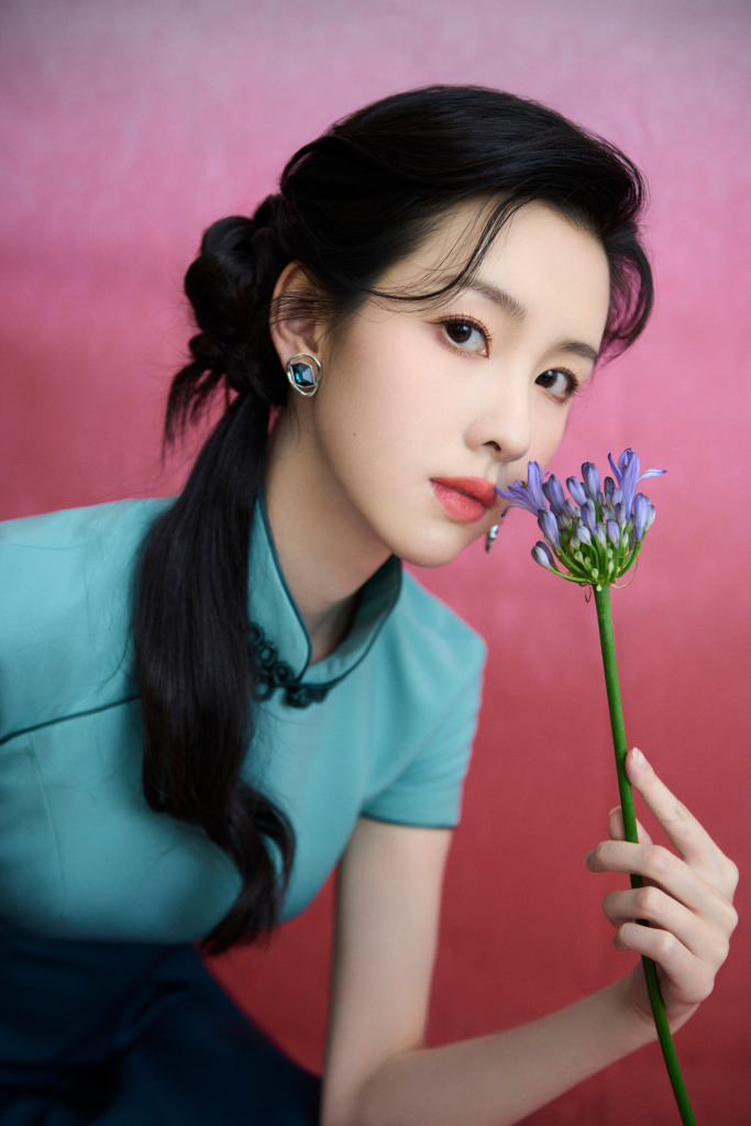 陈都灵五四晚会造型清新脱俗 亭亭玉立国风少女范!