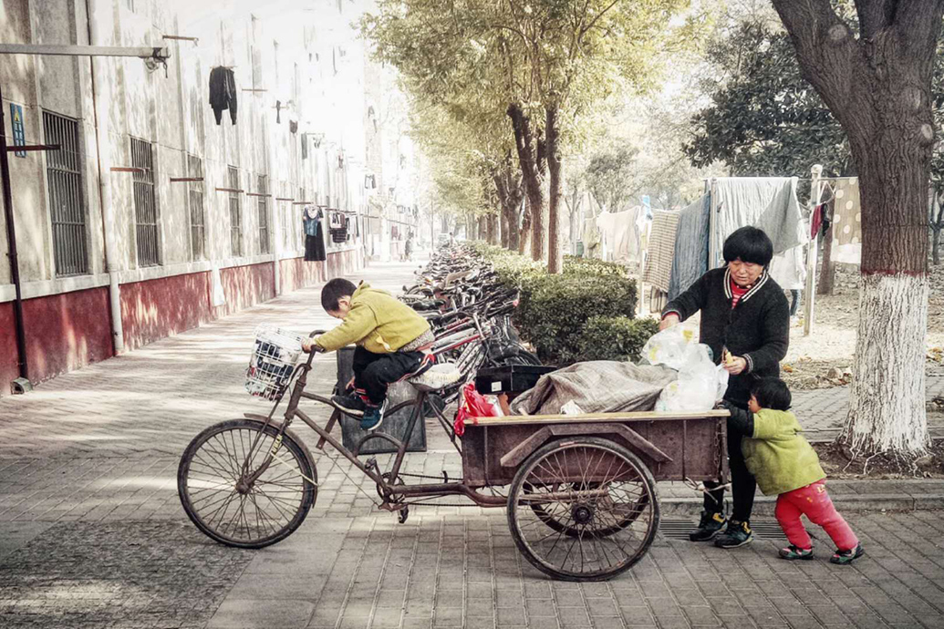 “严肃的虾米”拍摄的祖孙三人尽力推三轮车  受访者供图