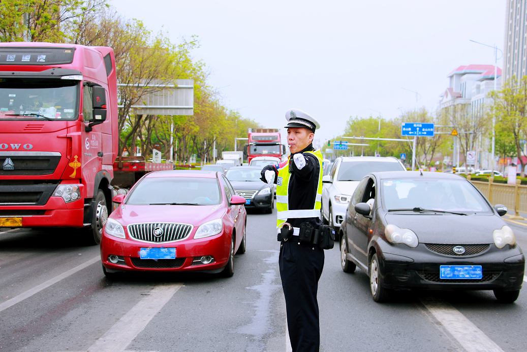 4月30日,山东莱阳交警大队一中队中队长王公会疏导交通.山东警方供图