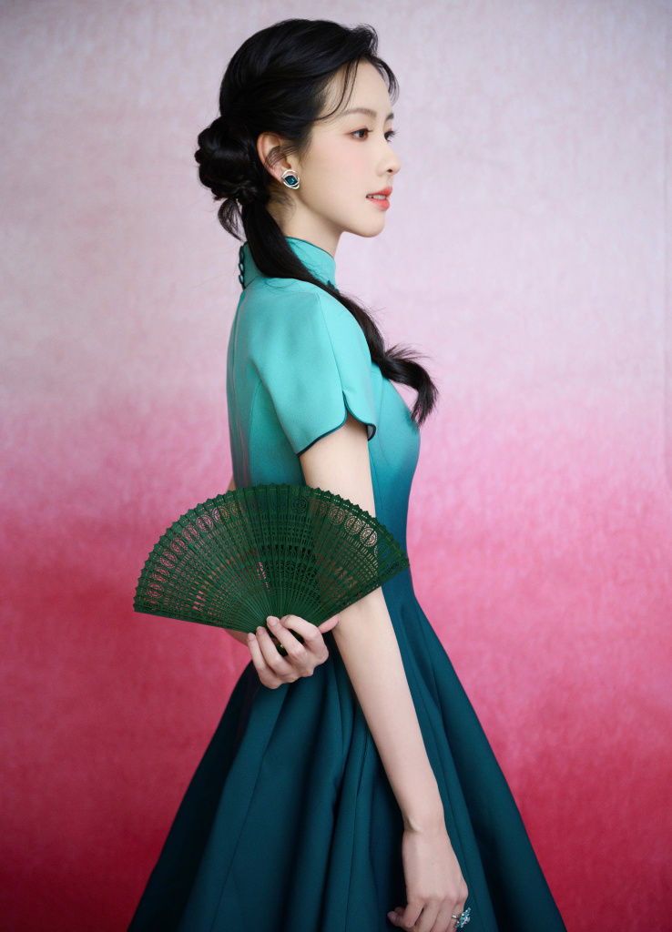 陈都灵五四晚会造型清新脱俗 亭亭玉立国风少女范!