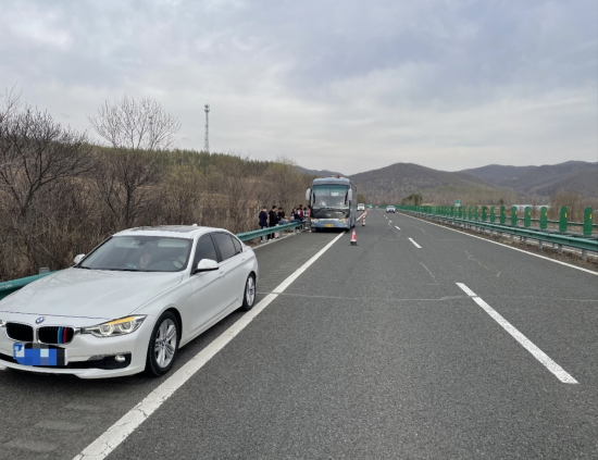 大车小车齐遇故障 高速公安保驾护航_新浪财经_新浪网
