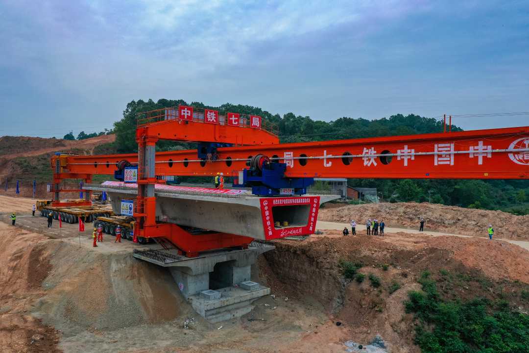 架桥机"上线" 沪渝蓉高铁武宜段开启全面架梁|高铁_新浪财经_新浪网