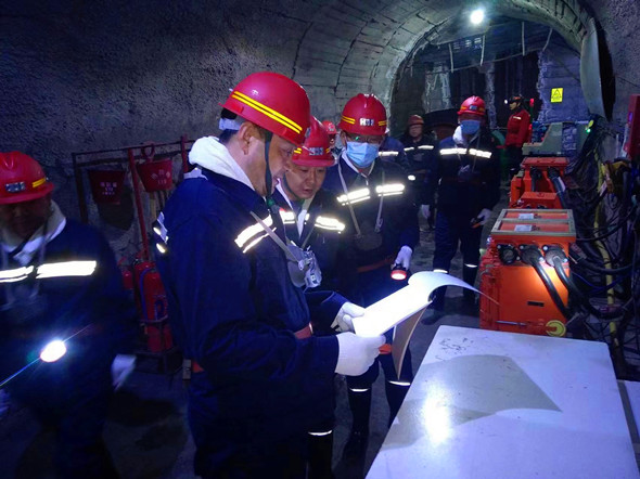 执法人员到井下作业区现场检查安全生产情况(防爆专业相机拍摄)