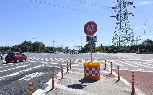 北京104处路口已设中,重型货车"右转必停"标志标线