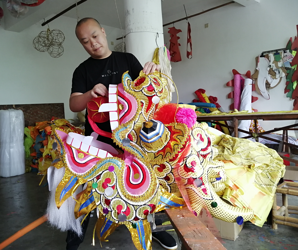 重庆最美产业工人逯德军把铜梁龙舞到全世界更多地方去