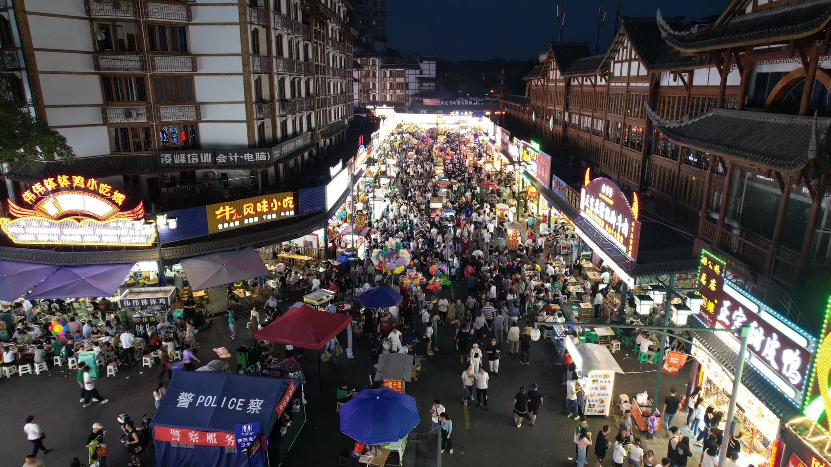 "五一"假期张公桥好吃街游客云集. 蒲留洋 摄