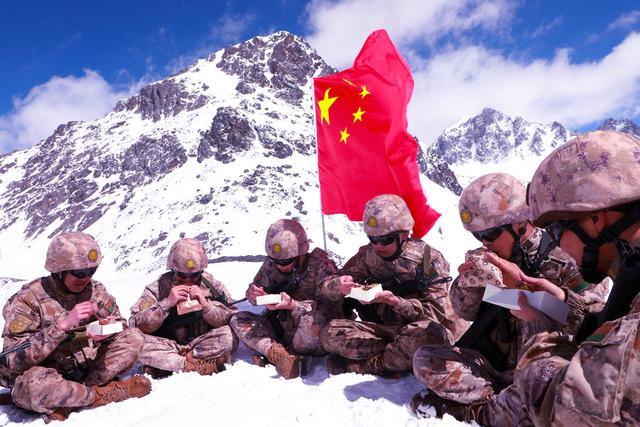 西藏军区某边防团标沙拉错哨点官兵巡逻路上吃午饭(2023年4月22日摄).