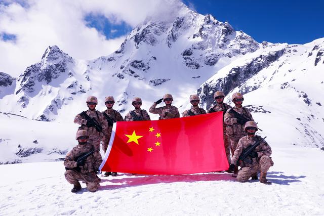 西藏军区某边防团标沙拉错哨点官兵巡逻到点位后展示国旗(2023年4月22