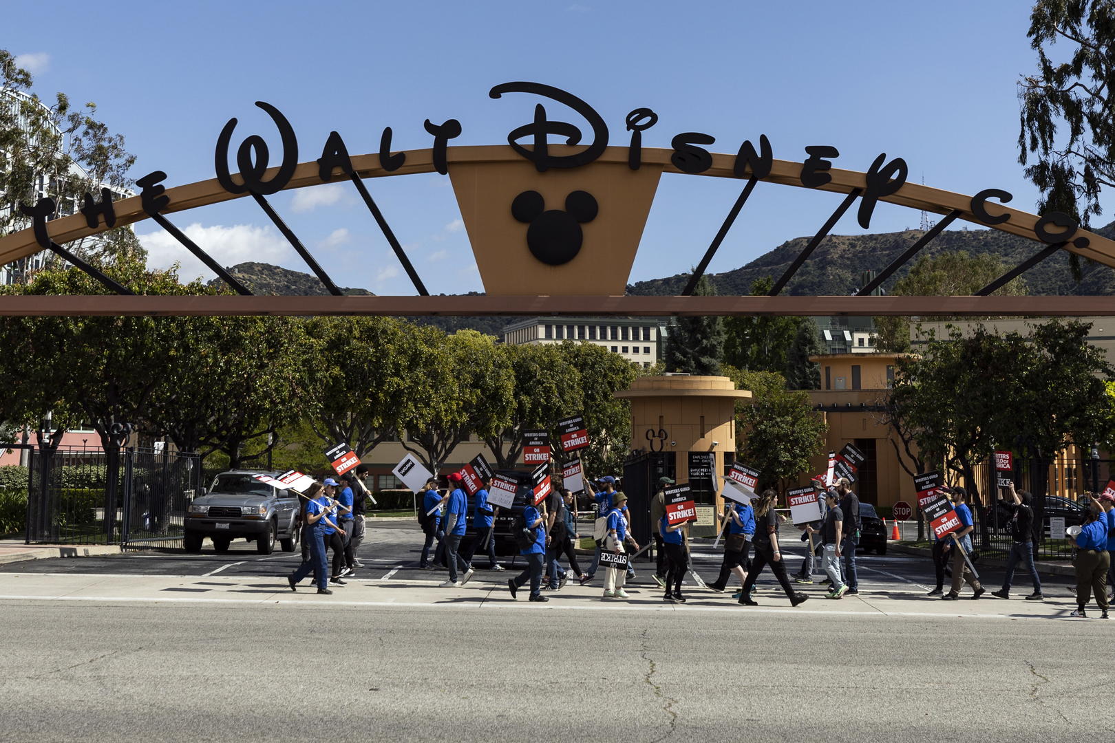 ↑当地时间5月2日，美国好莱坞数千名电影和电视编剧走上街头罢工。图据ICphoto