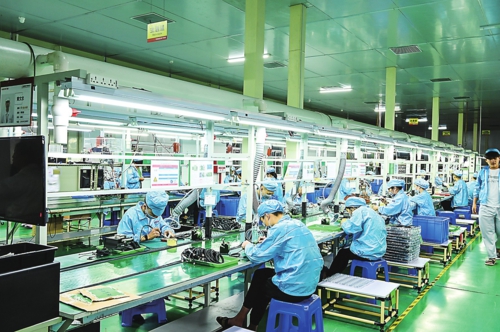     得胜公司生产车间,车间员工正在生产线工作.