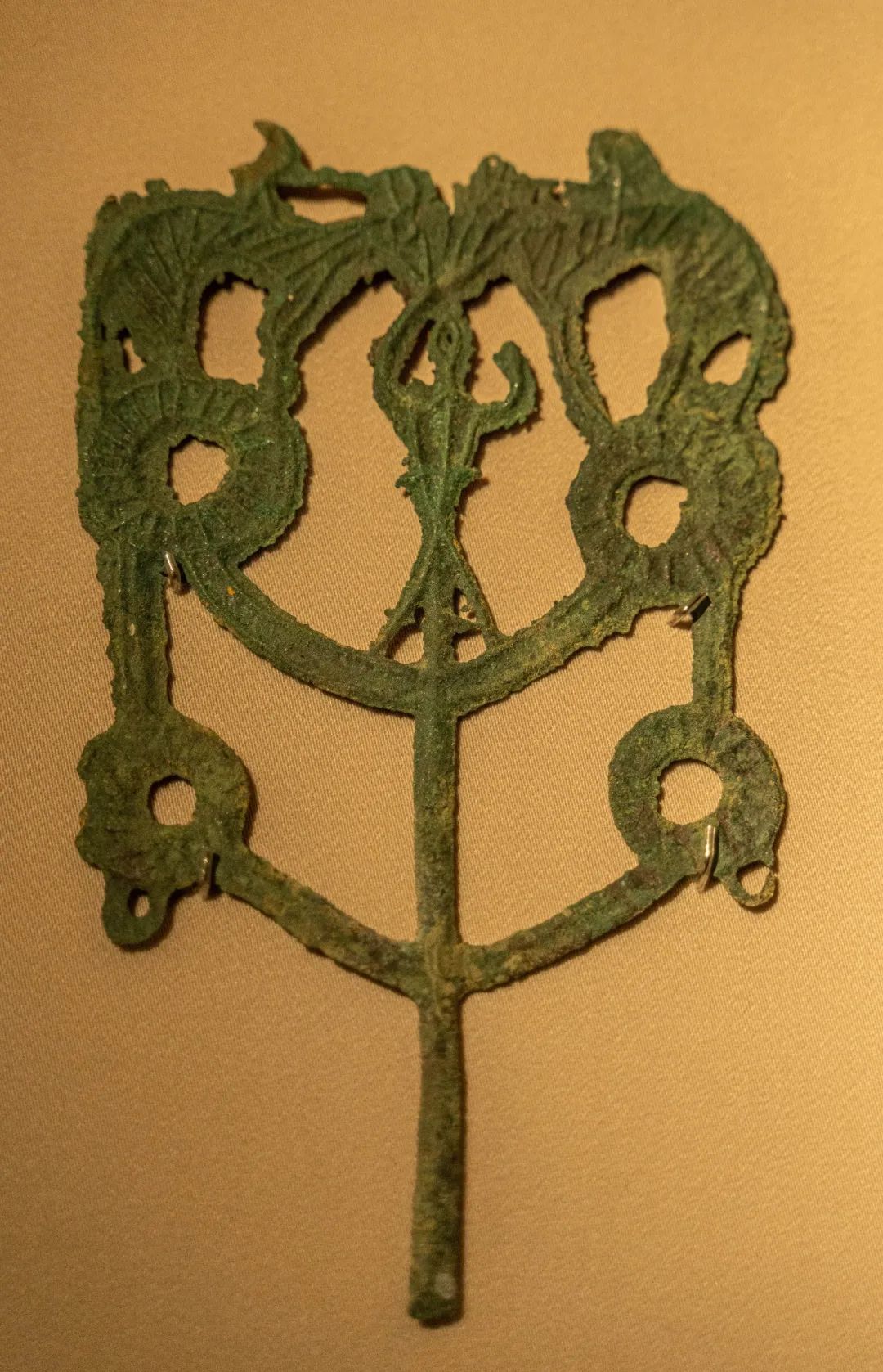 人首(马)纹树形铜饰片 图片来源:成都博物馆