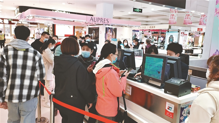 排队结账.本报记者 马智博摄