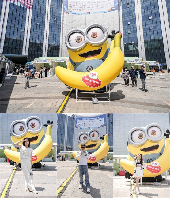 超大小黄人空降引众人打卡