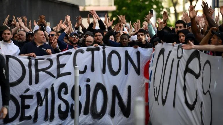 巴黎圣日耳曼球迷当地时间3日集会抗议。美国哥伦比亚广播公司（CBS）体育频道报道配图