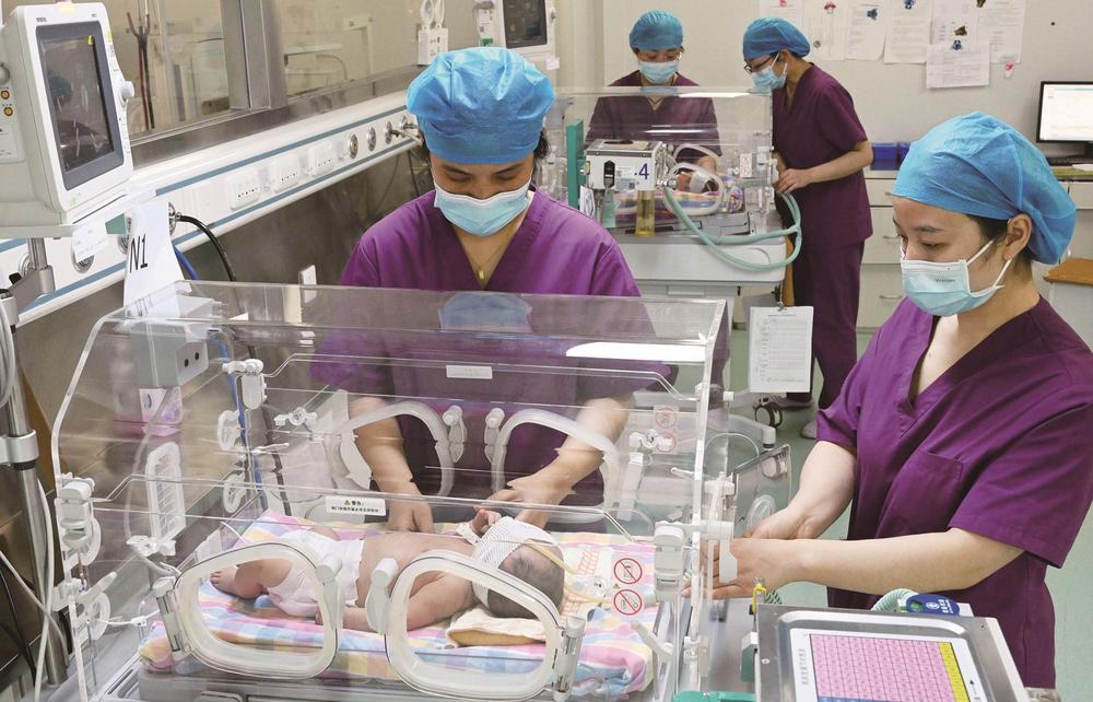 4月29日,邯郸市第四医院新生儿重症监护室的护士在为患儿做护理.