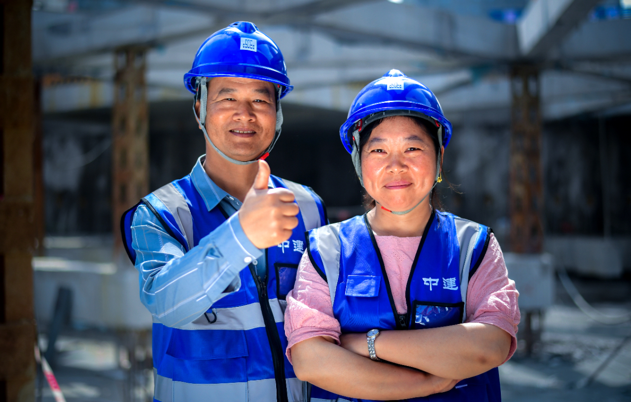 在工人文化宫留下建设者笑脸