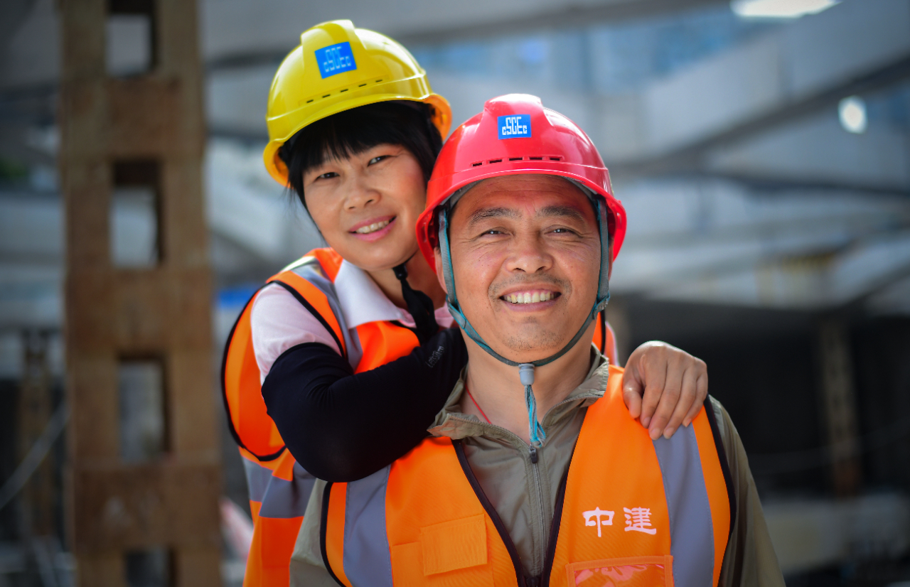 在工人文化宫留下建设者笑脸