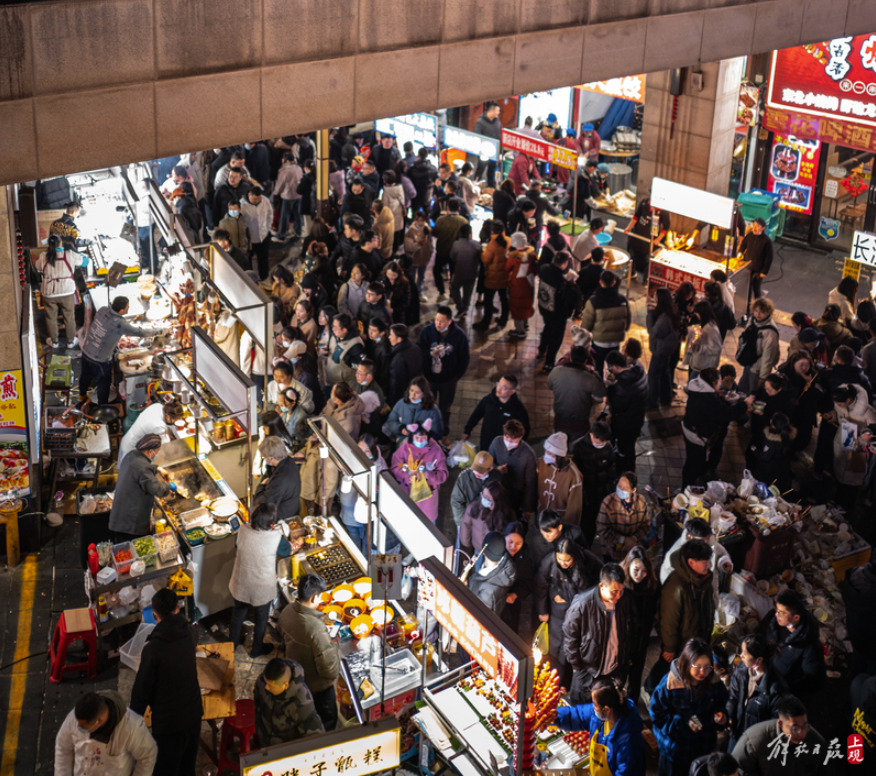 近日回归的上海夜市 图片来源:解放日报