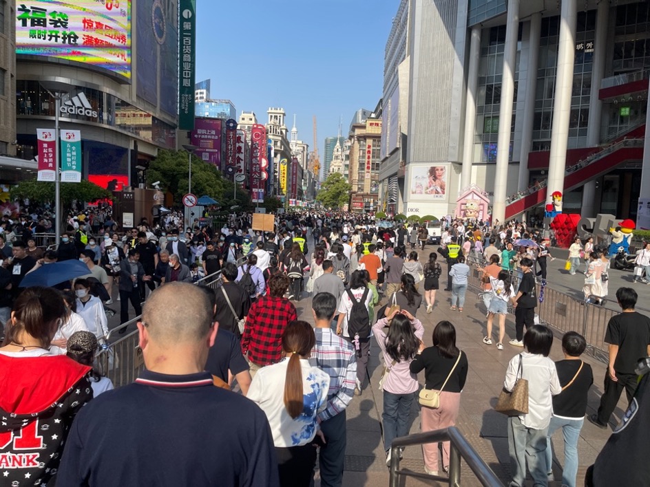 5月1日上海南京东路步行街（财联社记者拍摄）