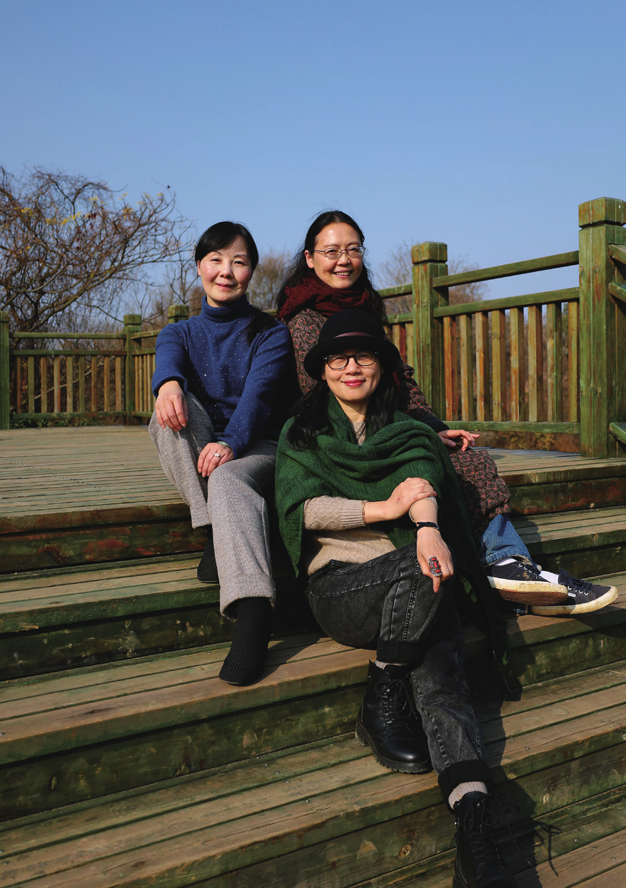 王芸（左一）与作家阿袁、王晓莉