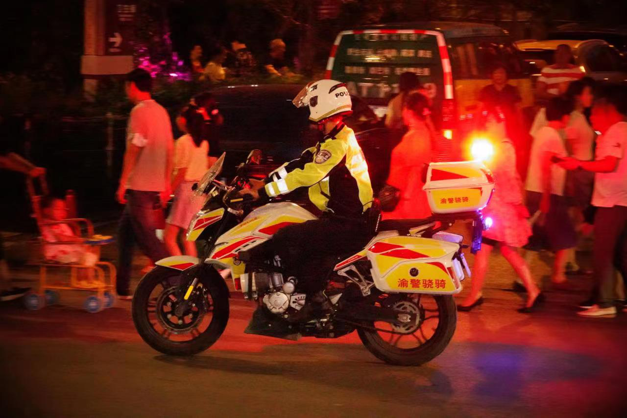 "五一"小长假, 重庆,骑警在夜市巡逻.重庆警方供图