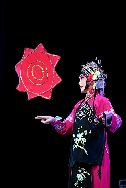 5月2日晚,河北省石家庄市丝弦剧团的青年演员表演丝弦《小二姐做梦》