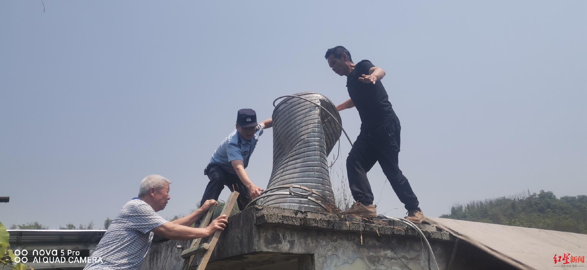 ↑民警清理被地震毁坏的水塔