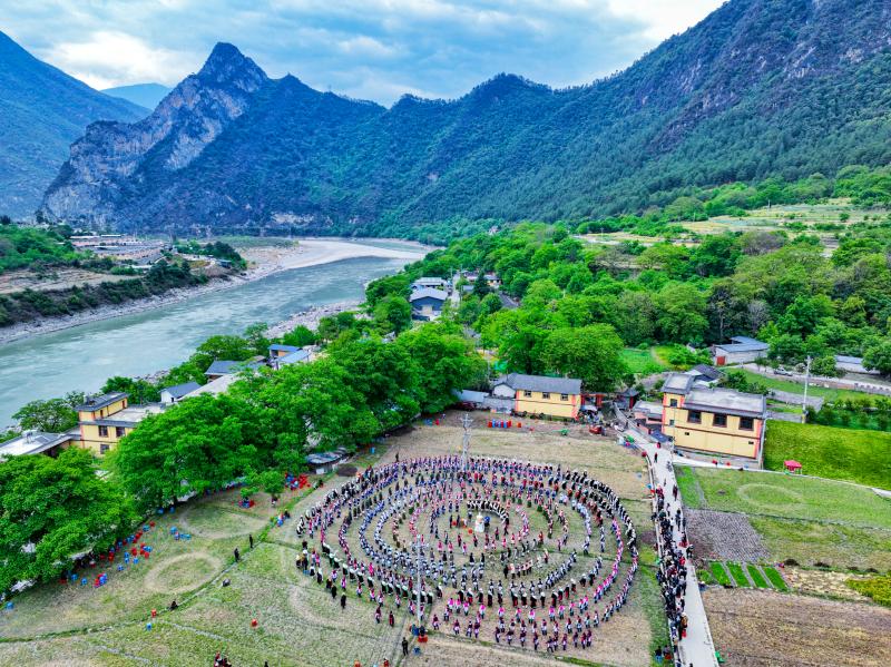 泥土气息中的文旅融合——维西县塔城镇其宗村第二届"腊普文化"艺术节