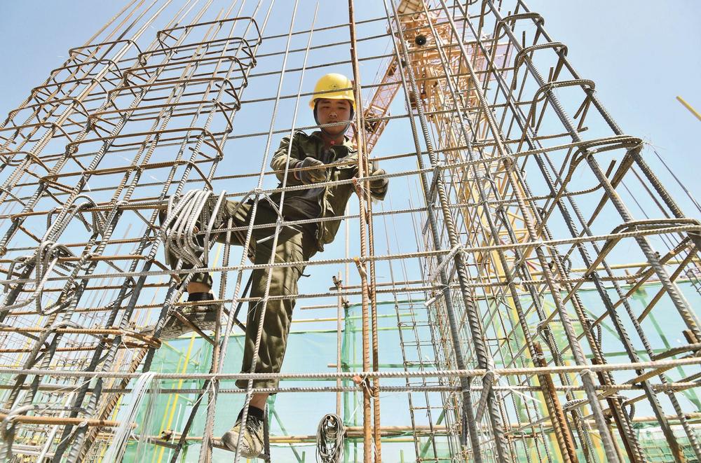 4月29日,在峰峰矿区一建筑工地,建筑工人没有休息,正在努力工作着.