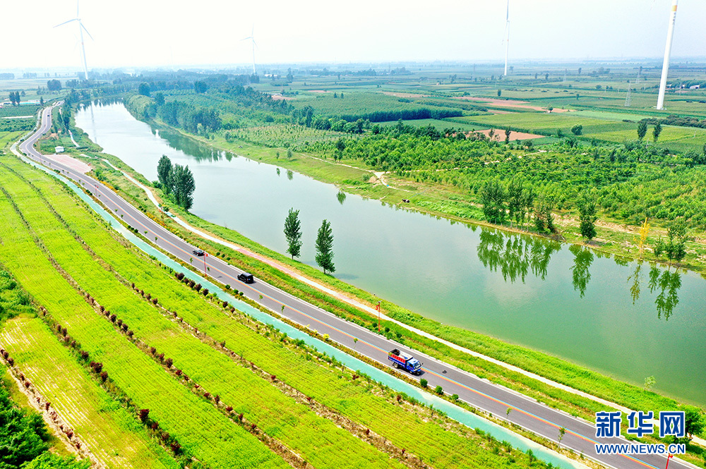 邯郸市邱县的老沙河七彩观光路被称为当地的"网红路".