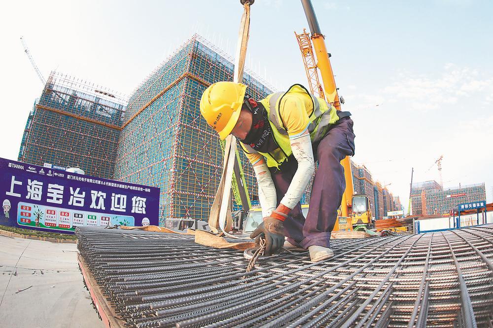 6代新型显示面板生产线项目工地上,工人正在吊装钢筋.林梓健 摄