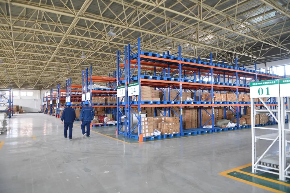 4月28日,在国网焦作供电公司南海路仓库内,仓库保管员赵振宇和王毓莘