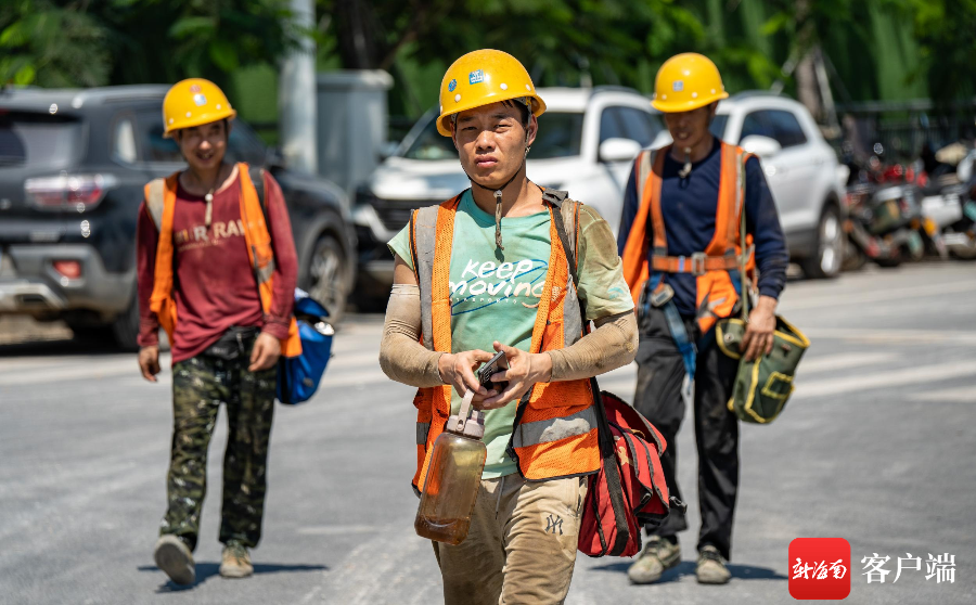 工人下班.记者 刘孙谋 摄