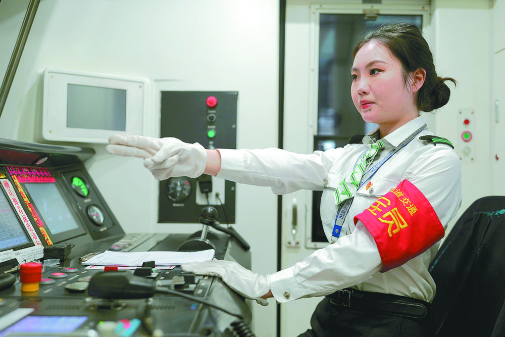 雷崇娇 电动列车司机 重庆轨道集团运营四公司6号线大竹林乘务团支部