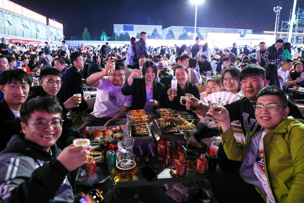 4月29日,游客在淄博市一家烧烤城吃烧烤 图片来源:新华社