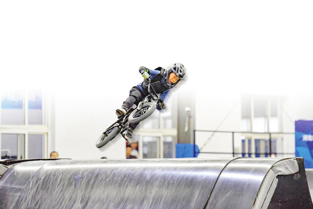 青少年组自由式小轮车比赛开赛