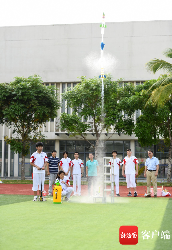 人大附中三亚学校的学生进行水火箭发射.记者沙晓峰摄