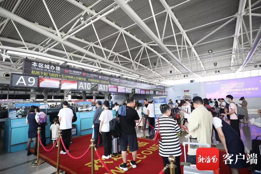 　　“五一”期间三亚凤凰国际机场，旅客有序办理值机。三亚凤凰机场供图
