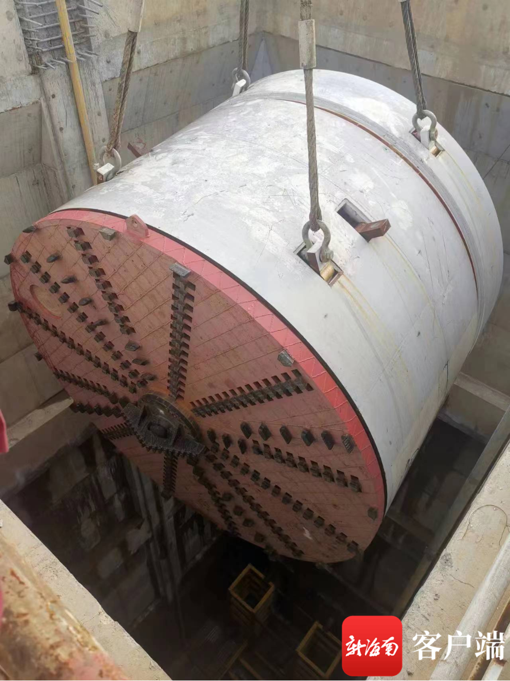 顶管管节被送入30米深的工作井内.项目部供图