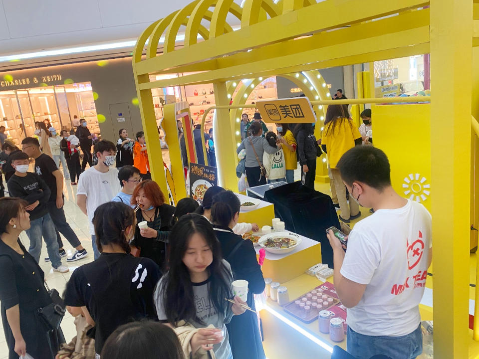 "五一"期间,位于泰盛广场的美团美食快闪店试吃活动人气旺盛,吸引了