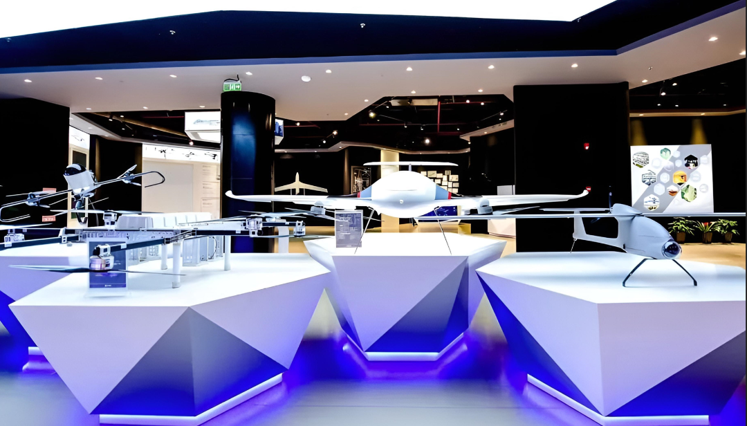 华东无人机基地展厅内展示的多款无人机.(资料图片)