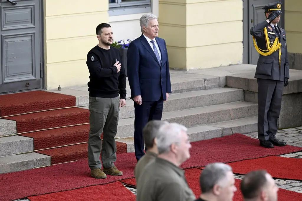 ↑乌克兰总统泽连斯基(左)和芬兰总统尼尼斯托周三在赫尔辛基总统府的欢迎仪式上