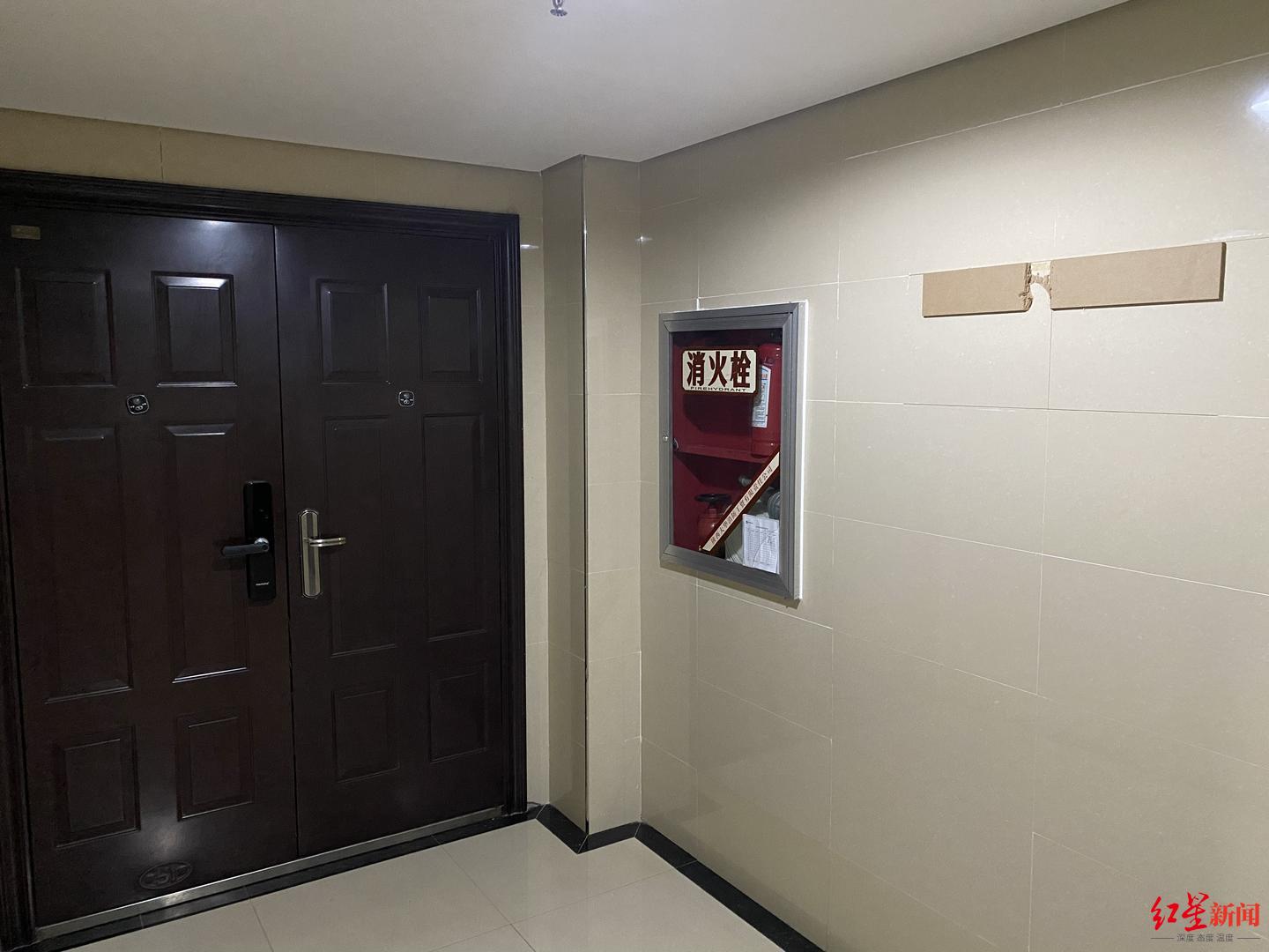 5月4日,此次坠落直升机所属公司办公地门口的牌子已摘掉