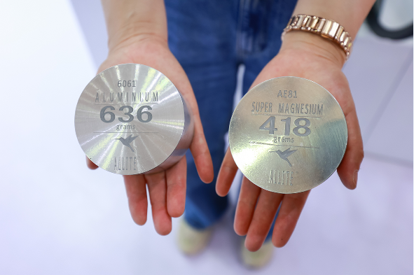 金属铝锭与金属镁对比图