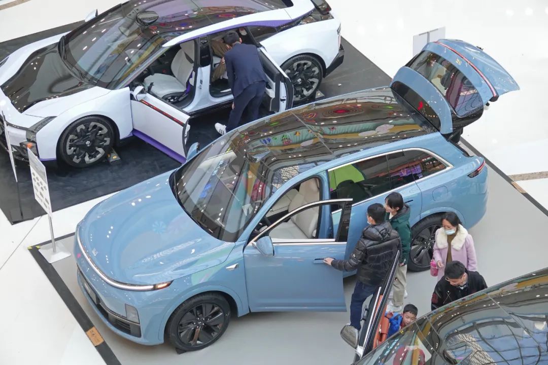 市民在山东烟台一家商场了解展销的新能源汽车.唐克摄(中经视觉)