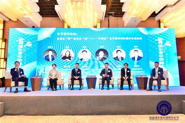 图:专业论坛一圆桌嘉宾合照