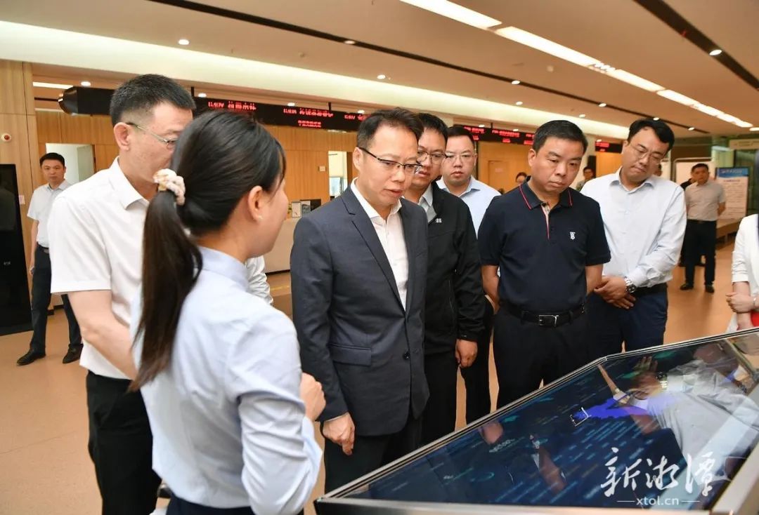 5月4日,湘潭市委副书记,市长胡贺波率队到市农村产权交易中心,潭城