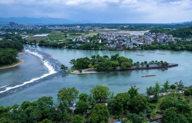 灵渠位于广西壮族自治区兴安县境内,建成于公元前214年,全长37.